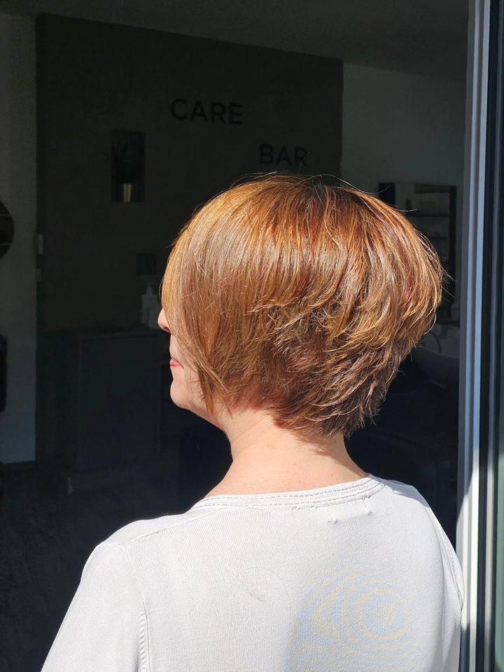 Coupe courte cuivrée, vue de dos