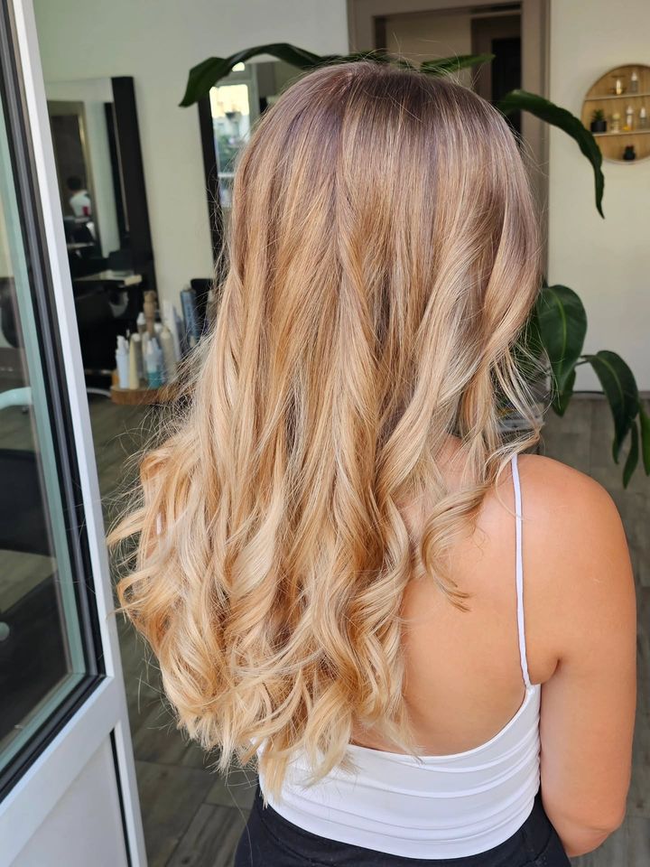 Cheveux longs avec balayage blond naturel