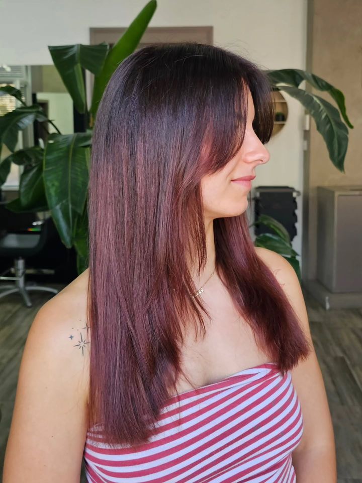 Cheveux lisses bordeaux avec frange