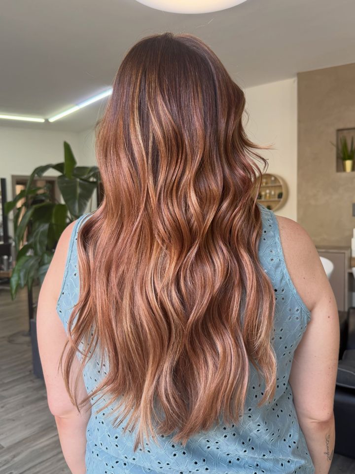 Cheveux longs ondulés aux reflets cuivrés