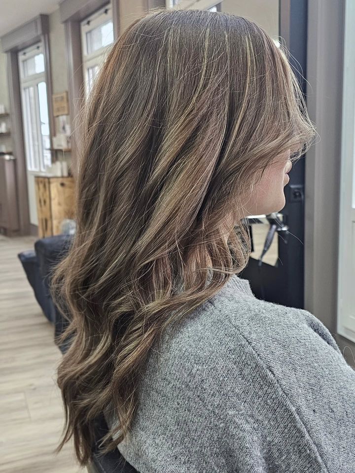 Cheveux châtains avec mèches claires naturelles