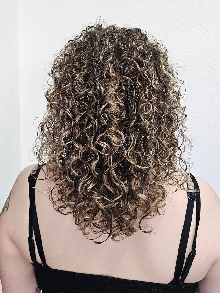 Boucles serrées avec mèches blondes