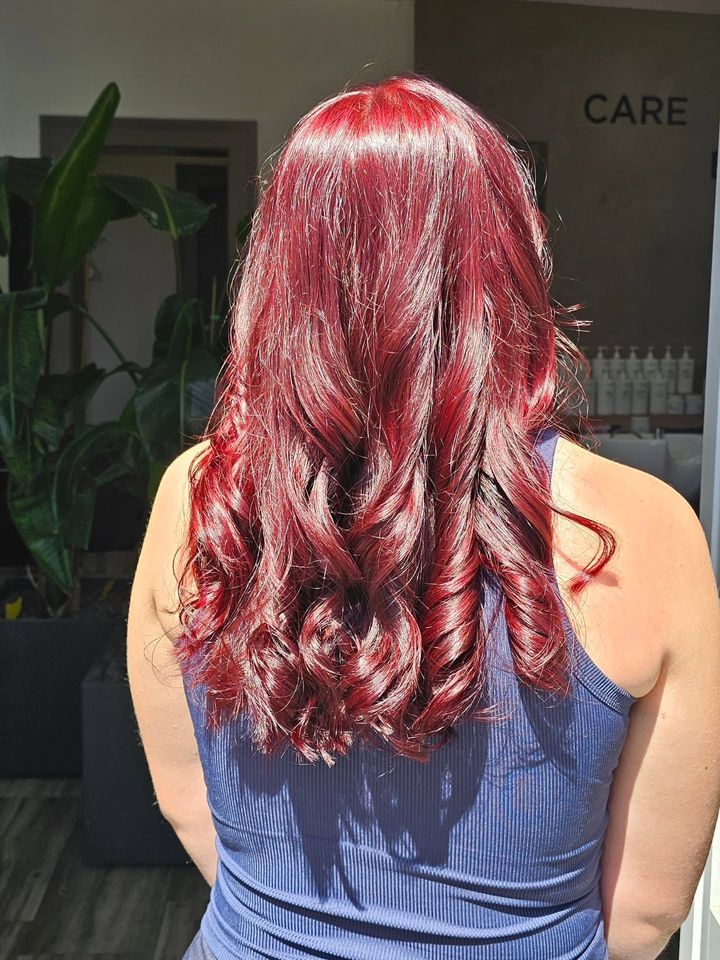 Boucles rouge intense, vues de dos