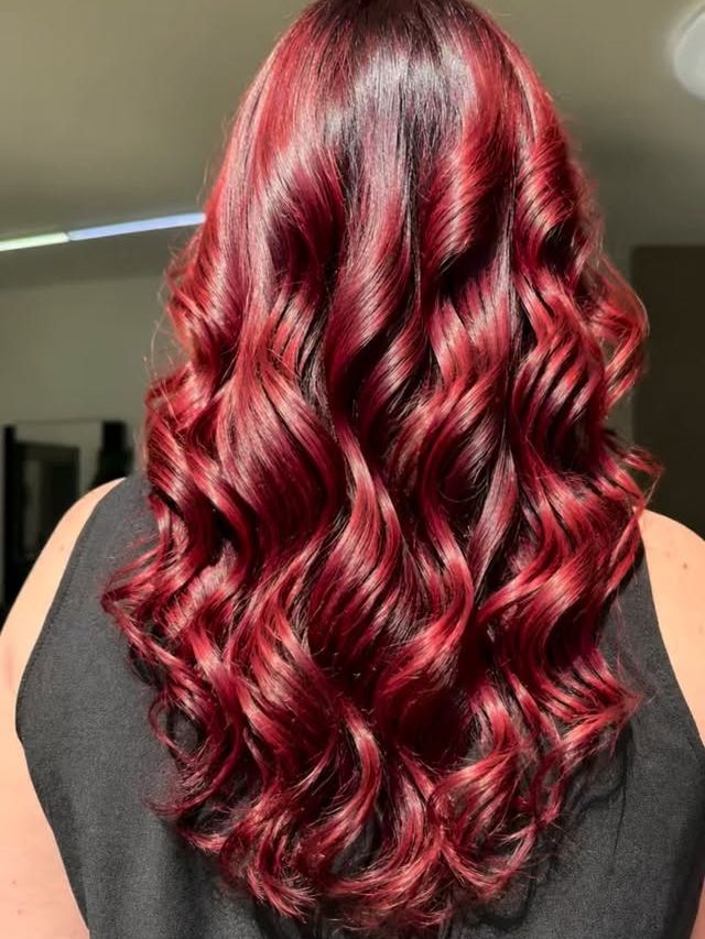 Longues boucles rouge et noir, vues de dos