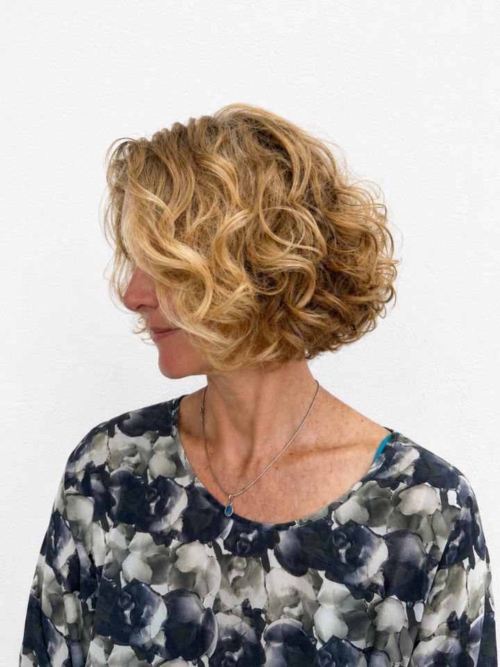 Carré bouclé avec balayage blond
